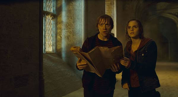 Ron Weasley (Rupert Grint) and Hermione Granger...