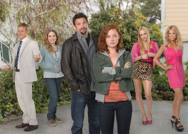 Still image of cast from the show 'Suburgatory.'
