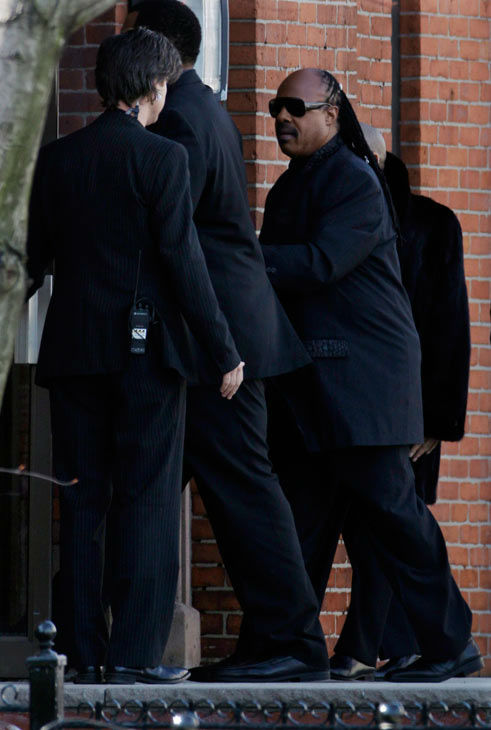 Stevie Wonder arrives the funeral Whitney...