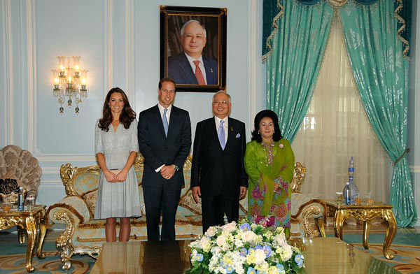 In this photo released by Malaysia's Information Department, Britain's Prince William, second from left, and his wife Kate, left, the Duke and Duchess of Cambridge, pose with Malaysian Prime Minister Najib Razak, second from right, and his wife Rosmah.