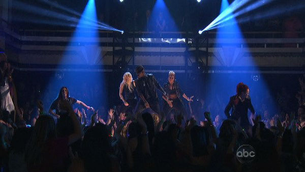 Ne-Yo performed his current hit single, 'Let Me...