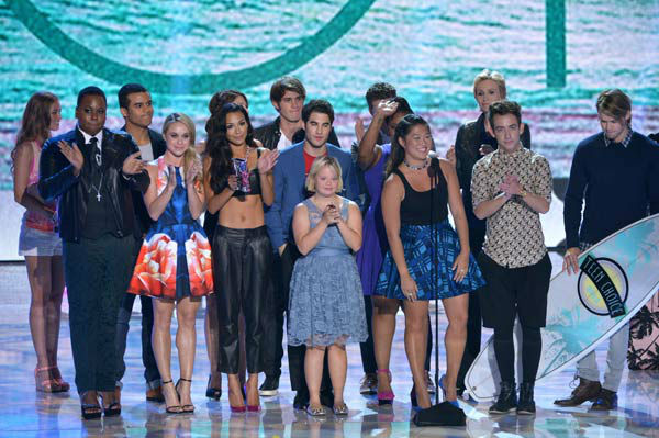Cast members from 'Glee' accept the award for...