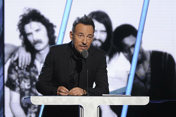 http://cdn.abclocal.go.com/images/otrc/2010/photos/140410-galleryimg-ap-otrc-rock-and-roll-hall-of-fame-ceremony-springsteen.jpg