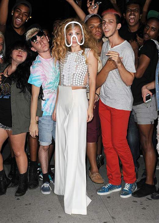 1gagamasknyfans.jpg