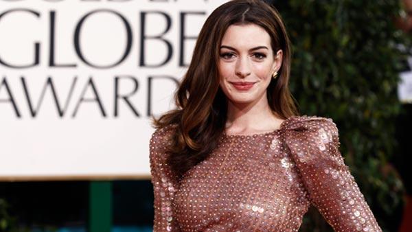 anne hathaway golden globes 2010. Anne Hathaway arrives for the