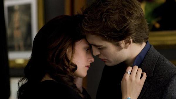 kristen stewart and robert pattinson new moon kiss. Kristen Stewart and Robert