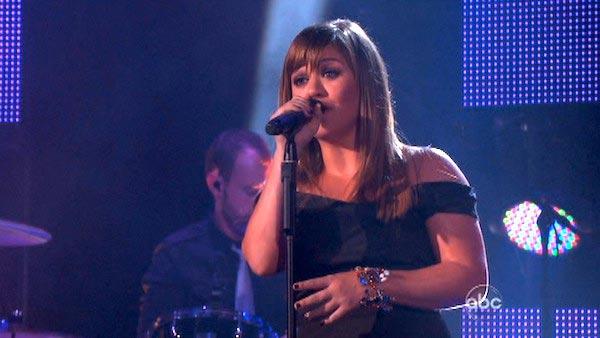 Kelly Clarkson performs on Dancing With The Stars: The Results Show on Tuesday, October 18, 2011. - Provided courtesy of ABC