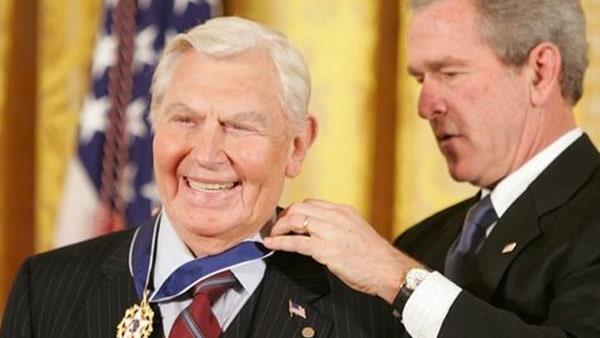 Andy Griffith receives the Presidential Medal of Freedom from President George W. Bush in 2005.

