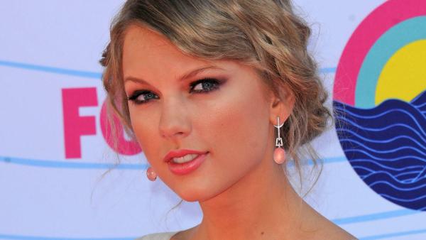 Taylor Swift arrives at the 2012 Teen Choice Awards on July 22, 2012 in Universal City, Calif. - Provided courtesy of FOX / Scott Kirkland Taylor Swift arrives at the 2012 Teen Choice Awards on July 22, 2012 in Universal City, Calif. - Provided courtesy of FOX / Scott Kirkland