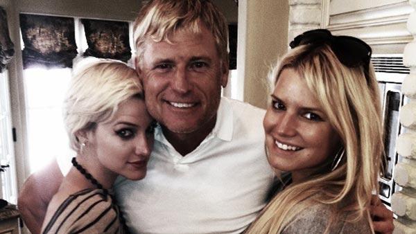 Ashlee, Joe and Jessica Simpson appear in a photo posted on Joe Simpsons official Twitter account on November 24, 2011. - Provided courtesy of twitpic.com/7izpi8 Ashlee, Joe and Jessica Simpson appear in a photo posted on Joe Simpsons official Twitter account on November 24, 2011. - Provided courtesy of twitpic.com/7izpi8