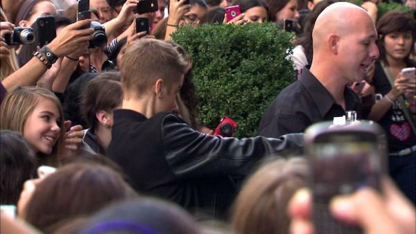 Justin Bieber poses with fans following a sidewalk performance for 'Oprah's Next Chapter' outside RL Restaurant in Chicago, Illinois on Wednesday, Oct. 24, 2012.