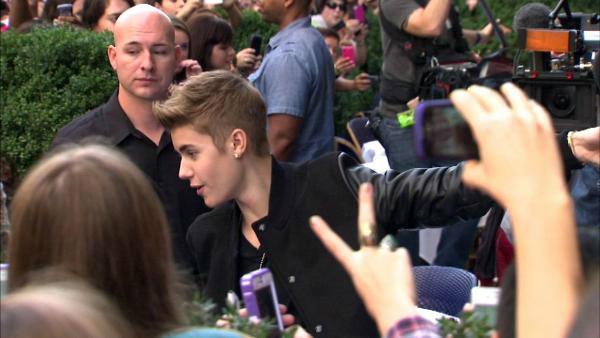 Justin Bieber poses with fans following a sidewalk performance for 'Oprah's Next Chapter' outside RL Restaurant in Chicago, Illinois on Wednesday, Oct. 24, 2012.