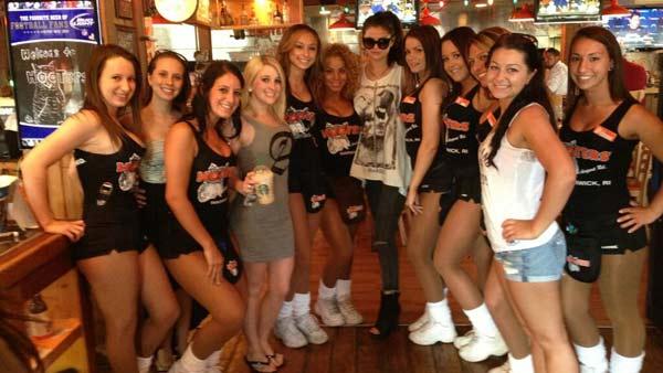 Selena Homez poses with staff members at an undisclosed Hooters restaurant on May 10, 2013. - Provided courtesy of Twitter.com/selenagomez
