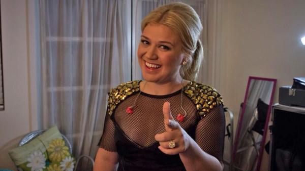 Kelly Clarkson appears in a photo posted on her Twitter page on Oct. 6, 2013. - Provided courtesy of twitter.com/kelly_clarkson/status/386900237052166144/photo/1 / pic.twitter.com/7ngnxHZu5o Kelly Clarkson appears in a photo posted on her Twitter page on Oct. 6, 2013. - Provided courtesy of twitter.com/kelly_clarkson/status/386900237052166144/photo/1 / pic.twitter.com/7ngnxHZu5o