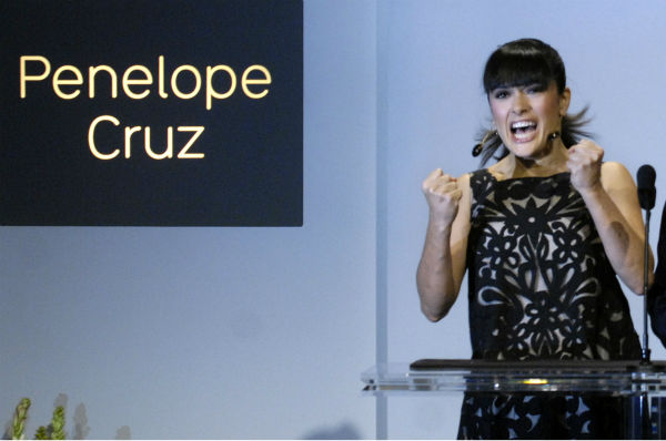 Salma Hayek reacts to Penelope Cruz's nomination...