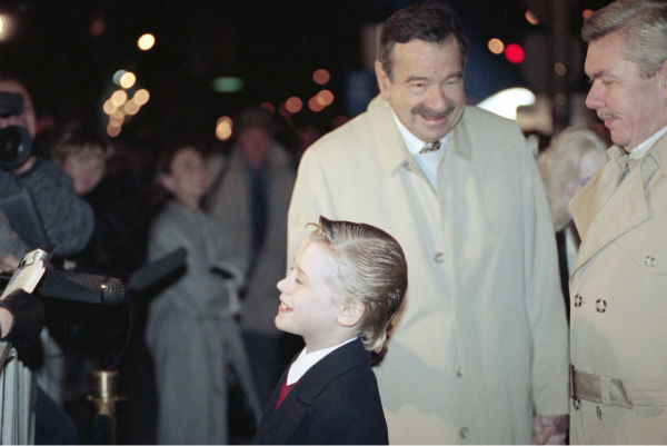 Actor Walter Matthau taps Macaulay Culkin under...