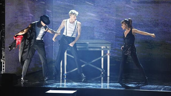 Paula Abdul returned to the ballroom to perform...