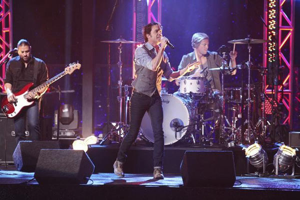 Train took to the stage to perform their new hit...