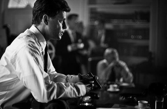 Greg Kinnear talks about 'I Don't Know How She...