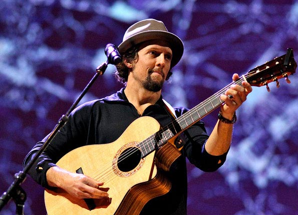 Jason Mraz performs live for a crowd in 2011.