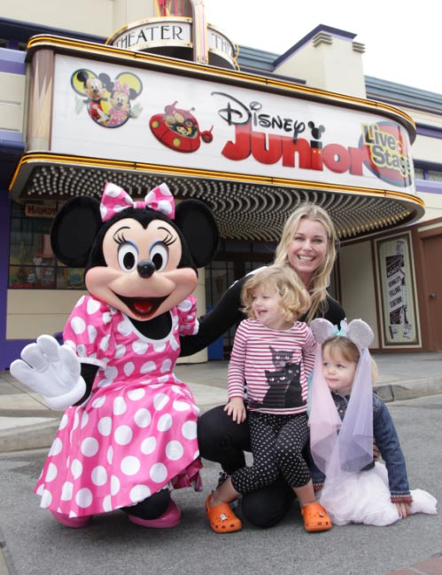Rebecca Romijn and twin daughters, Dolly (right)...