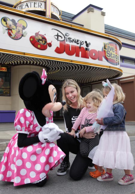 Rebecca Romijn and twin daughters, Dolly (right)...