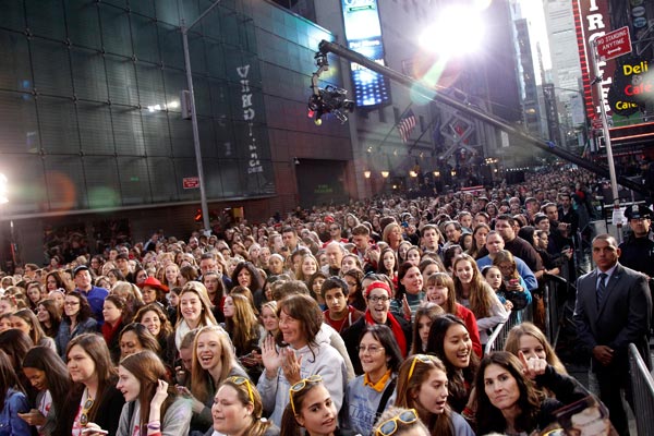 Fans watch Taylor Swift performing in Times...