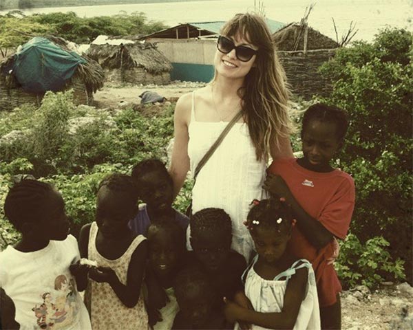 Olivia Wilde appears with children in a photo...
