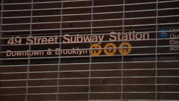 Suspect questioned in deadly New York subway push | abc7chicago.