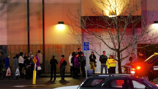 Gunman opens fire at Oregon mall