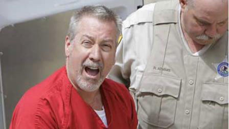 Drew Peterson in handcuffs and a prison jumpsuit at the Will County Courthouse in 2009 (FILE)