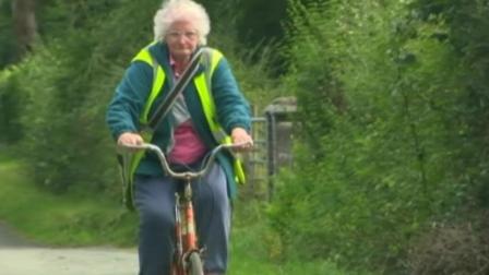Eighty-one-year-old Joyce Pugh has been officially recognized as the oldest papergirl in the world by the Guinness Book of World Records.
