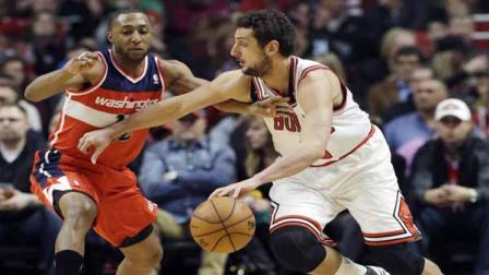 Chicago Bulls guard Marco Belinelli, right, of Italy, drives against Washington Wizards guard A.J. Price during the first half of an NBA basketball game in Chicago, Wednesday, April 17, 2013. (AP Photo/Nam Y. Huh)