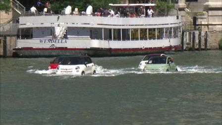 Four Fiat 500 jet skis made quite a splash riding along the Chicago River Sunday, much to the surprise of boaters and pedestrians who happened to be in the neighborhood.