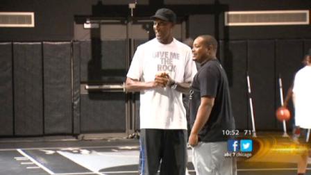 Hall of Fame Bulls great Scottie Pippen gave pointers to some kids at a popular Chicago Park District skills clinic Saturday.
