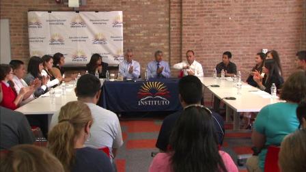 Chicagos Mayor Rahm Emanuel and Illinois Congressman Luis Gutierrez listened in during a workshop as immigrants describe their personal stories.
