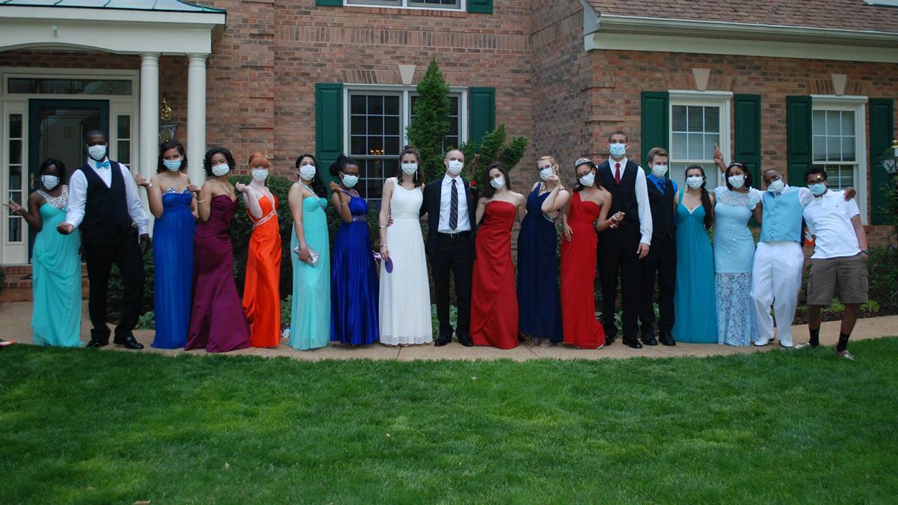 teens-wear-surgical-masks-to-prom-to-support-friend-with-cancer