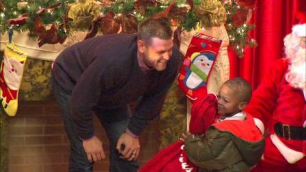 Usually elves are around to help Santa, but in Chicago, former Cubs pitcher Kerry Wood and his wife Sarah pitched in.