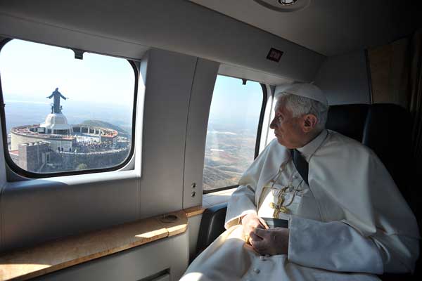 Pope Benedict XVI walks with Cubas President...
