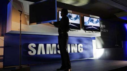 Samsung Consumer Electronics President Tim Baxter shows off flat screen technology at the Samsung news conference during the International Consumer Electronics Show (CES) in Las Vegas on Wednesday, Jan. 6, 2010.