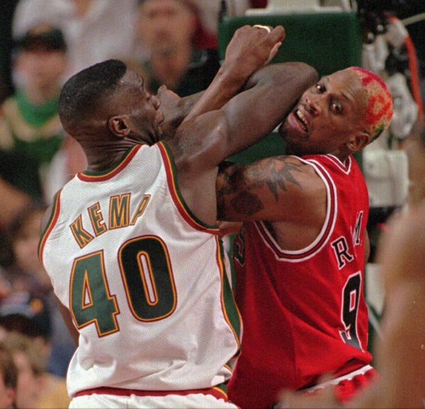 Seattle SuperSonics Shawn Kemp (40) ties up with...