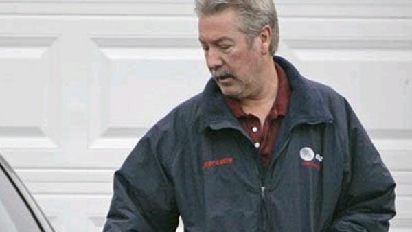 Drew Peterson leaves his home Monday, Nov 26, 2007 file photo in Bolingbrook. (M. Spencer Green/AP Photo)