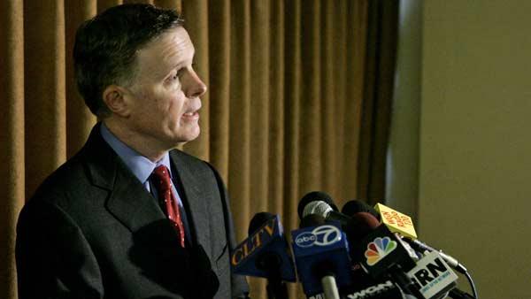 FILE: Illinois State Comptroller Dan Hynes during a news conference Thursday, Sept. 14, 2006, in Chicago. (AP Photo/M. Spencer Green)