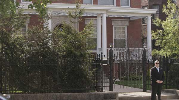 A secret service agent stands at the gate at the home of Barack Obama Thursday, May 3, 2007, in Chicagos Hyde Park neighborhood. (AP Photo/Charles Rex Arbogast)