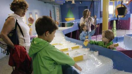 Children enjoy the WaterWays exhibit at the Chicago Childrens Museum in Chicago, Wednesday, Sept. 26, 2007 (FILE)