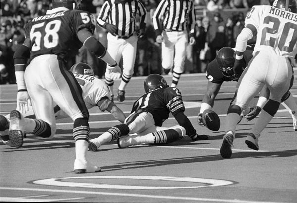 Bears' Dave Duerson (22) in center, and Leslie...