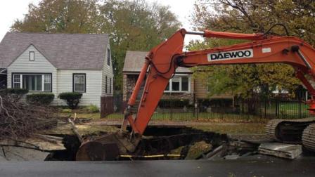 A huge sinkhole opened up in a South Side neighborhood is still growing and moving dangerously close to houses.