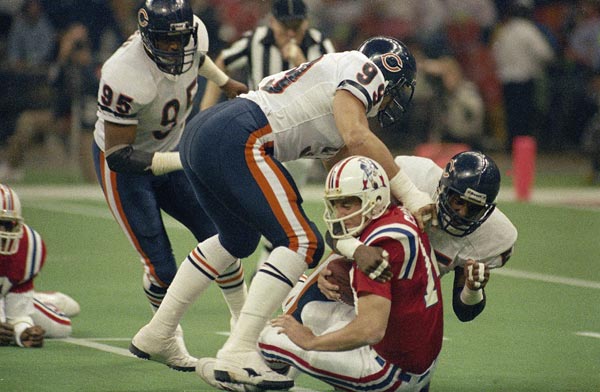 Chicago Bears' Dan Hampton (99) and Otis Wilson...