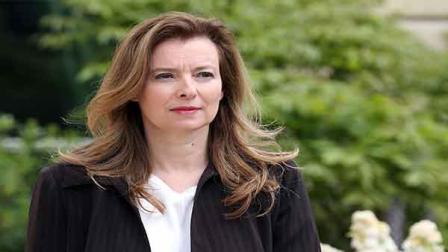 French President Francois Hollandes companion Valerie Trierweiler poses for a photographer in the gardens of the Elysee palace, Tuesday, May 7, 2013 in Paris. (AP Photo/Thomas Samson, Pool)