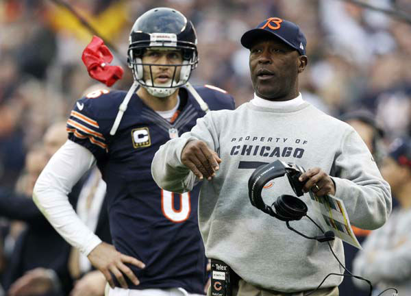 Chicago Bears quarterback Jay Cutler, center,...